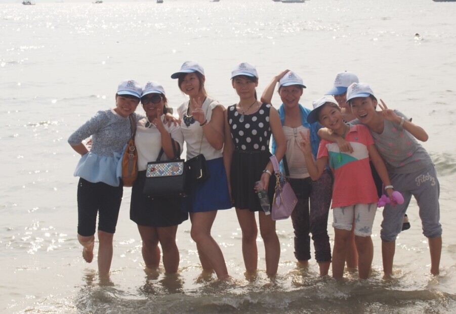 花键优秀员工去惠州旅游-海边戏水